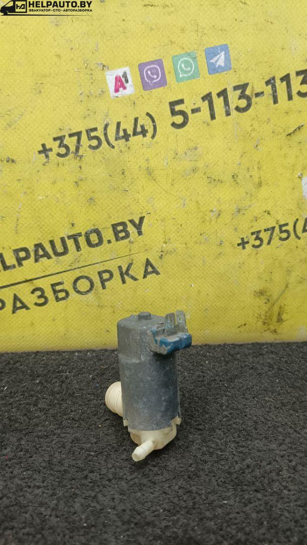 насос (моторчик) омывателя стекла Toyota Corolla 5 поколение (E80) 1984, 1.3 л., бензин, МКПП, красный, хетчбэк 5 дв., передний привод - фото №1