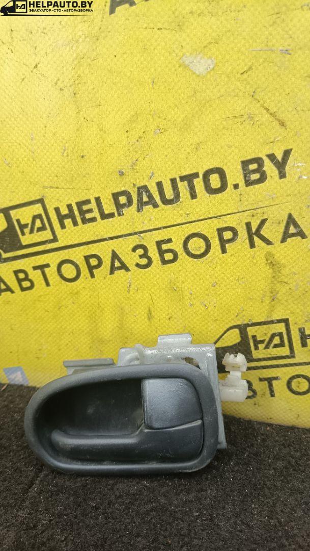 ручка внутренняя передняя правая Mazda 323 6 поколение 1998, 2.0 л., дизель, МКПП, синий, хетчбэк 3 дв. - фото №1