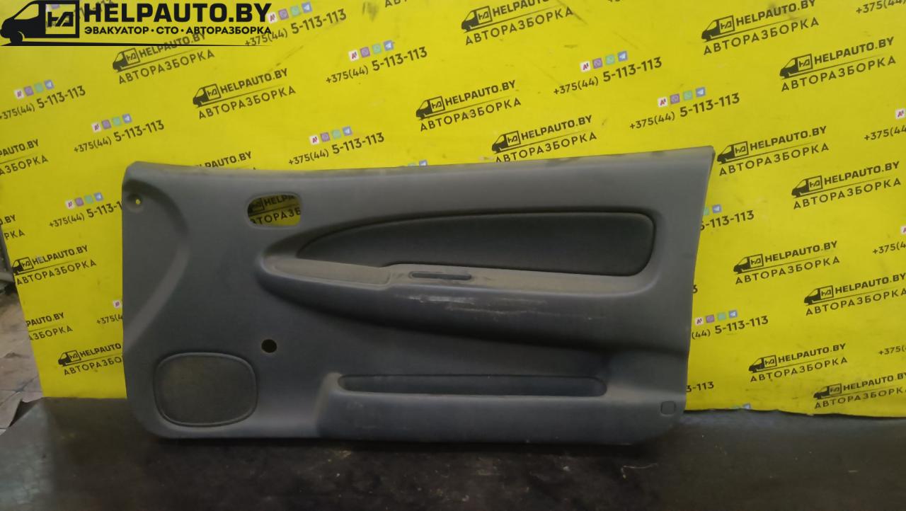 обшивка двери передняя правая Mazda 323 6 поколение 1998, 2.0 л., дизель, МКПП, синий, хетчбэк 3 дв. - фото №1
