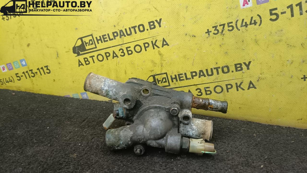корпус термостата Toyota Corolla 5 поколение (E80) 1984, 1.3 л., бензин, МКПП, красный, хетчбэк 5 дв., передний привод - фото №1