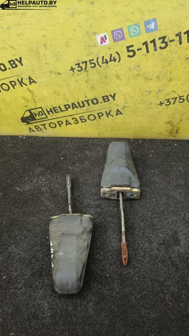 ограничитель открывания двери Volkswagen Passat B3 1993, 1.9 л., AAZ, дизель, 5МКПП, черный, универсал, передний привод - фото №1