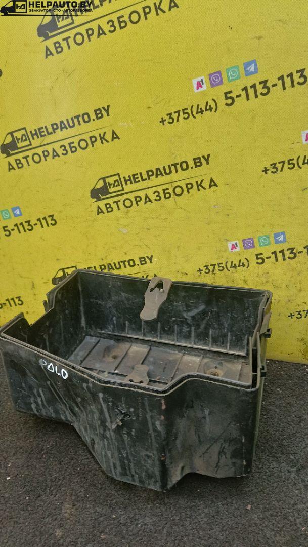полка аккумулятора Volkswagen Polo 3 поколение 1999, 1.0 л., ALL, бензин, 5МКПП, зеленый, хетчбэк 3 дв., передний привод - фото №1