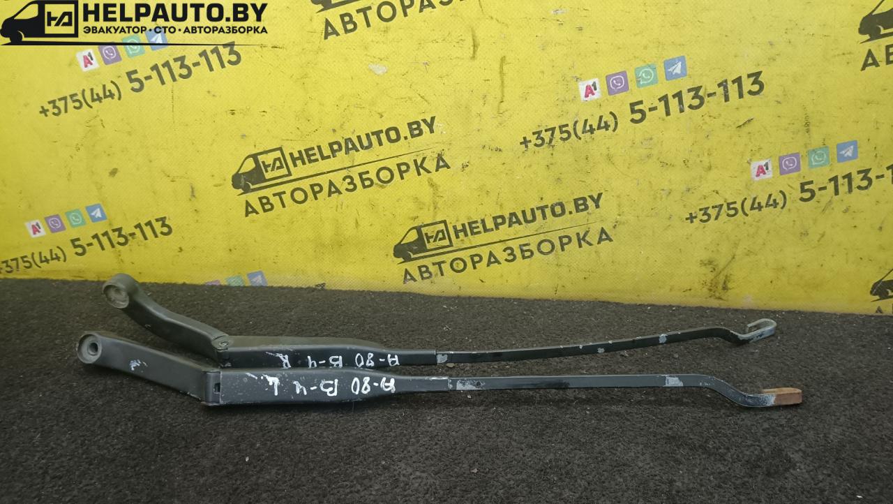 щеткодержатель (поводок стеклоочистителя, дворник) Audi 80 8C/B4 1994, 2.0 л., бензин, МКПП, зеленый, седан, передний привод - фото №1