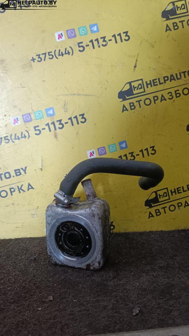 теплообменник масляного фильтра Audi 80 8C/B4 1994, 2.0 л., бензин, МКПП, зеленый, седан, передний привод - фото №1
