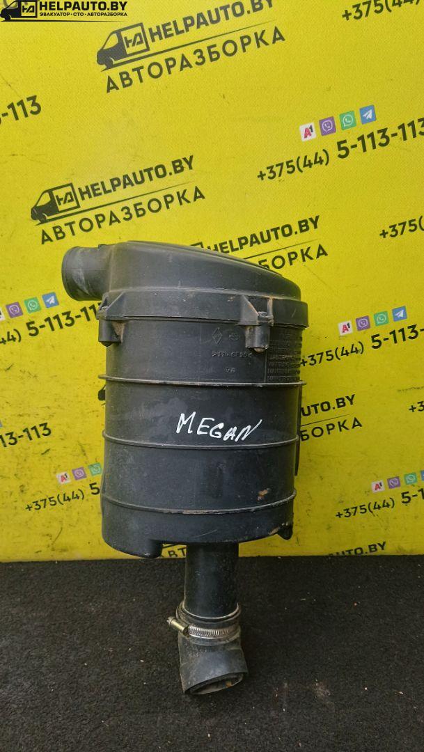 корпус воздушного фильтра Renault Megane 1 поколение 1996, 1.6 л., бензин, МКПП, черный, хетчбэк 5 дв., передний привод - фото №1