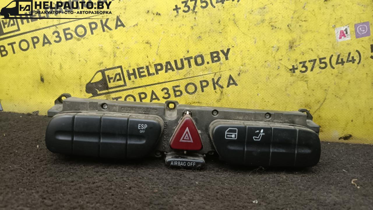 кнопка аварийной сигнализации Mercedes-Benz C-Класс W203/S203/CL203 2000, 1.8 л., бензин, МКПП, белый, седан, задний привод - фото №1
