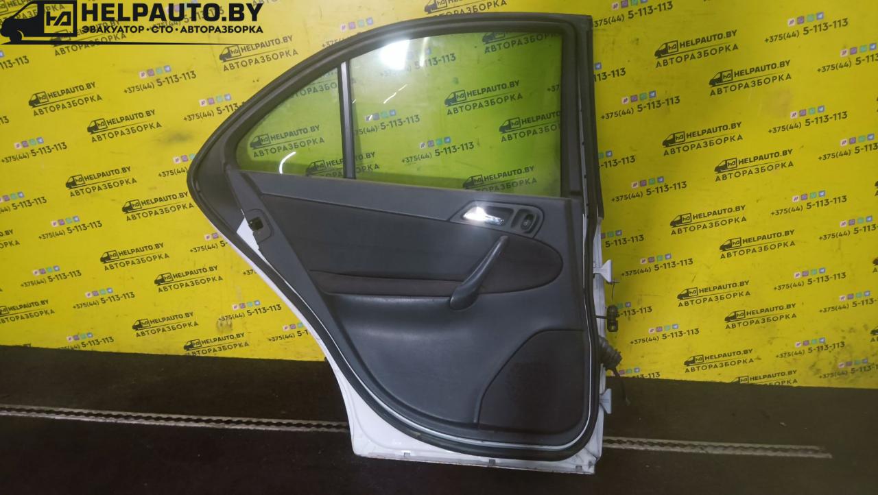 обшивка двери задняя левая Mercedes-Benz C-Класс W203/S203/CL203 2000, 1.8 л., бензин, МКПП, белый, седан, задний привод - фото №1