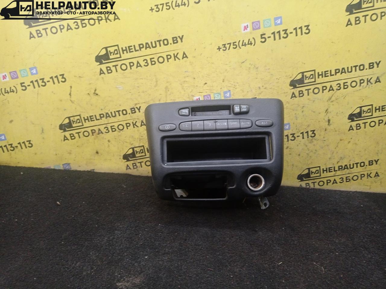 магнитола Toyota Yaris P1 2001, 1.0 л., 1SZ-FE, бензин, МКПП, серебро, хетчбэк 5 дв., передний привод - фото №1