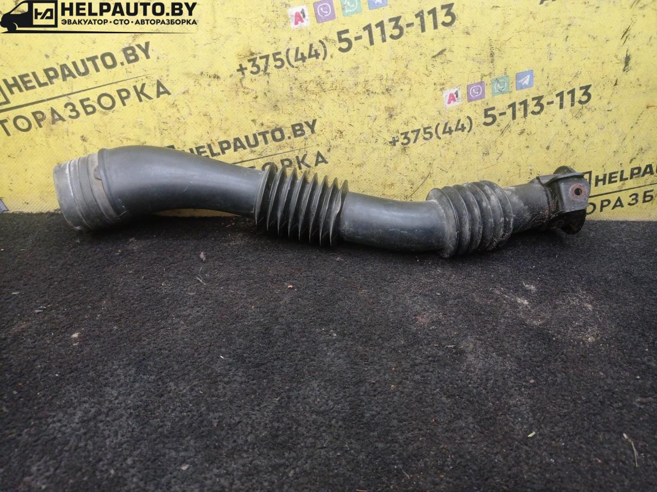 патрубок воздушного фильтра Toyota Yaris P1 2001, 1.0 л., 1SZ-FE, бензин, МКПП, серебро, хетчбэк 5 дв., передний привод - фото №1