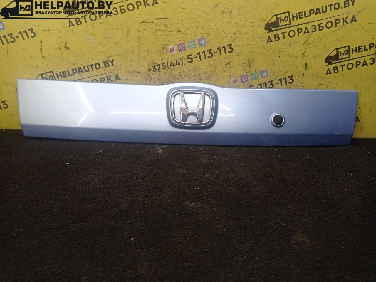 накладка двери (крышки) багажника Honda Jazz 1 поколение 2002, 1.3 л., L13B, бензин, МКПП, голубой, хетчбэк 5 дв., передний привод - фото №1
