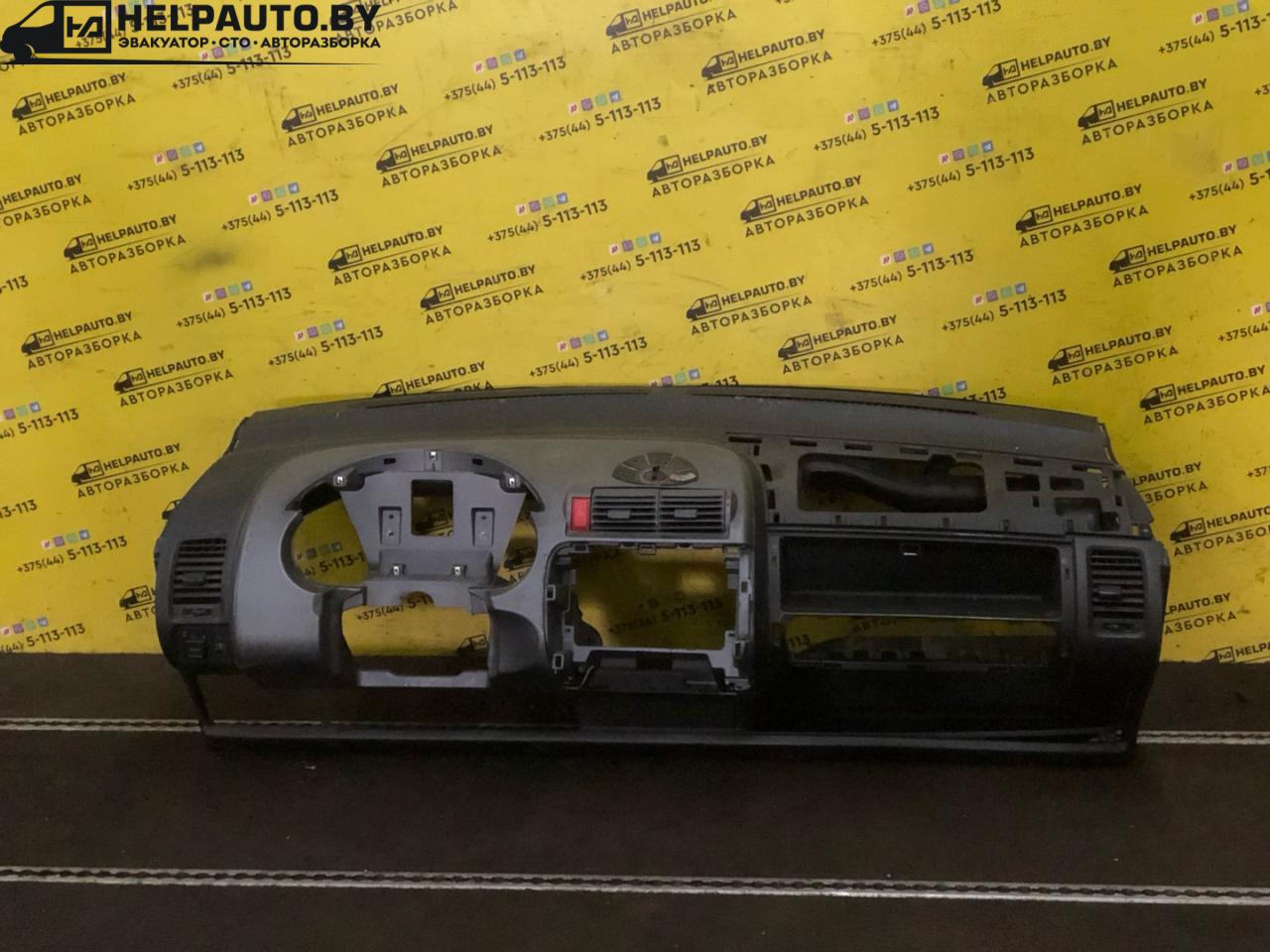 панель передняя салона (торпедо) Honda Jazz 1 поколение 2002, 1.3 л., L13B, бензин, МКПП, голубой, хетчбэк 5 дв., передний привод - фото №1