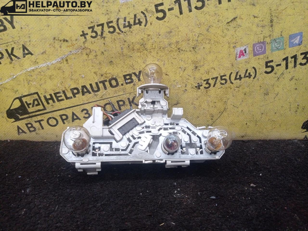 панель заднего правого фонаря Volkswagen Polo 3 поколение 1999, 1.4 л., бензин, МКПП, черный, хетчбэк 3 дв., передний привод - фото №1