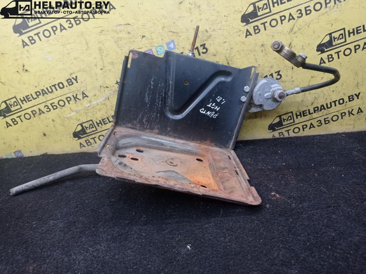 полка аккумулятора Fiat Punto 2 поколение 2002, 1.8 л., 188 A6.000, бензин, МКПП, серый, хетчбэк 3 дв., передний привод - фото №1