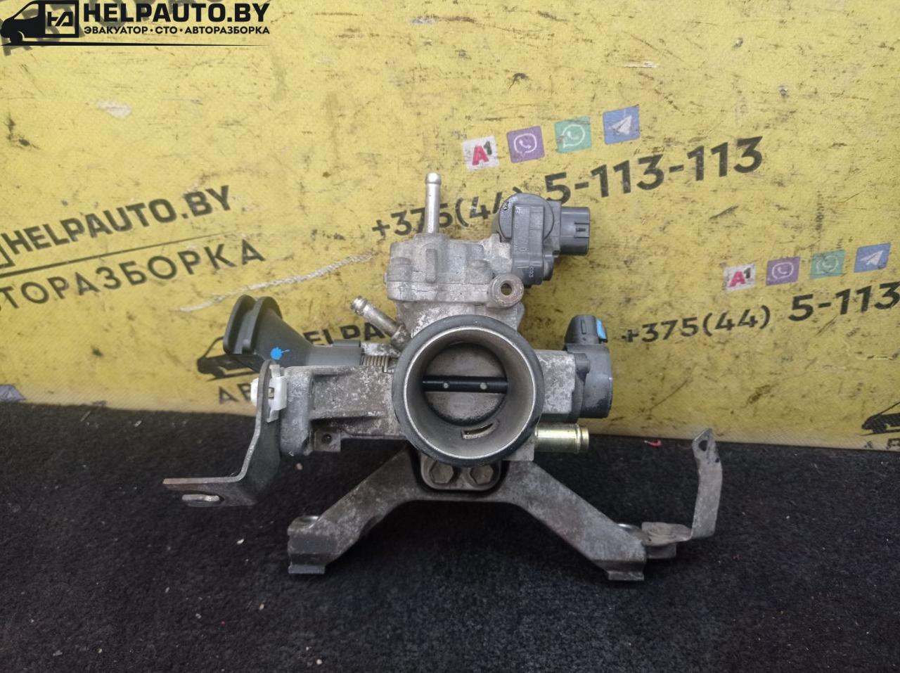 заслонка дроссельная Toyota Yaris P1 2001, 1.0 л., 1SZ-FE, бензин, МКПП, серебро, хетчбэк 5 дв., передний привод - фото №1