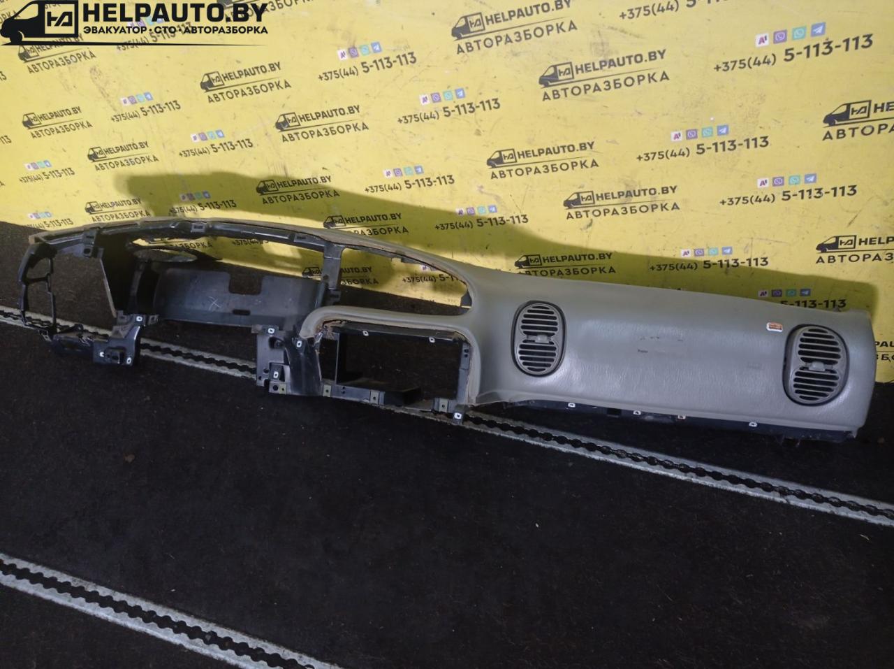 панель передняя салона (торпедо) Chrysler Voyager 3 поколение 1997, 2.4 л., EDZ, бензин, АКПП, зеленый, минивэн, передний привод - фото №1