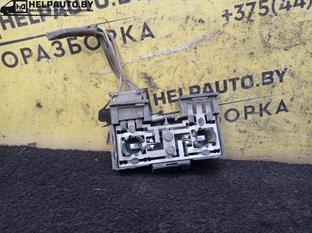 панель заднего правого фонаря Volkswagen Passat B3 1990, 1.8 л., бензин, МКПП, седан, передний привод - фото №1