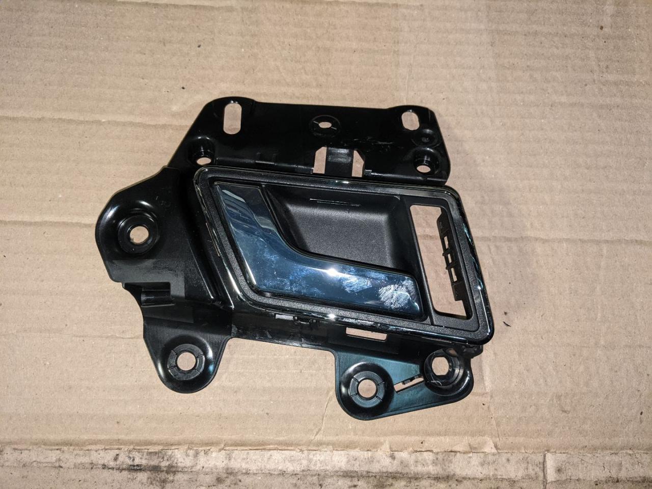 ручка внутренняя передняя левая Mercedes-Benz E-Класс W212/S212/C207/A207 W212 2010, 2.2 л., дизель, АКПП, седан, задний привод, правый руль, A2127600161 - фото №1