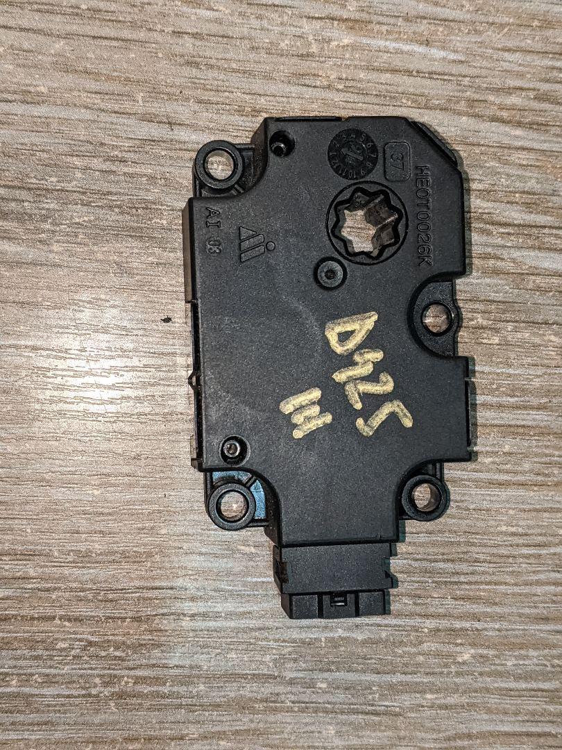 моторчик заслонки печки Mercedes-Benz C-Класс W205/S205/C205 2015, 2.0 л., M 274.920, бензин, АКПП, седан, правый руль, A1699060100, T1002128BC - фото №1