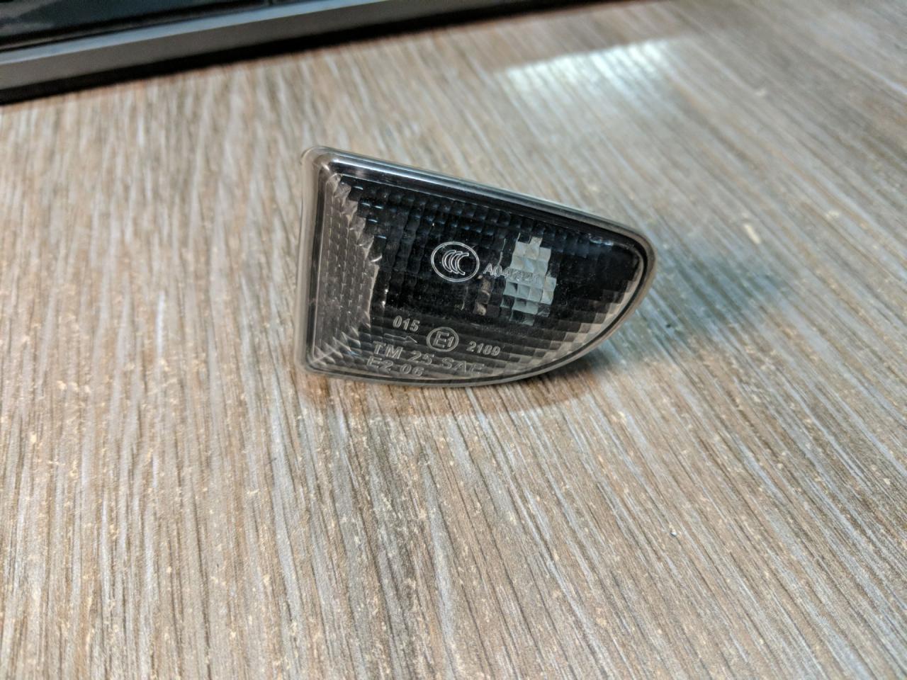 повторитель поворота на крыле Smart Fortwo 2 поколение 2011, 1.0 л., M 132.930, бензин, АКПП, серебристый, купе, правый руль, A4518220220 - фото №1