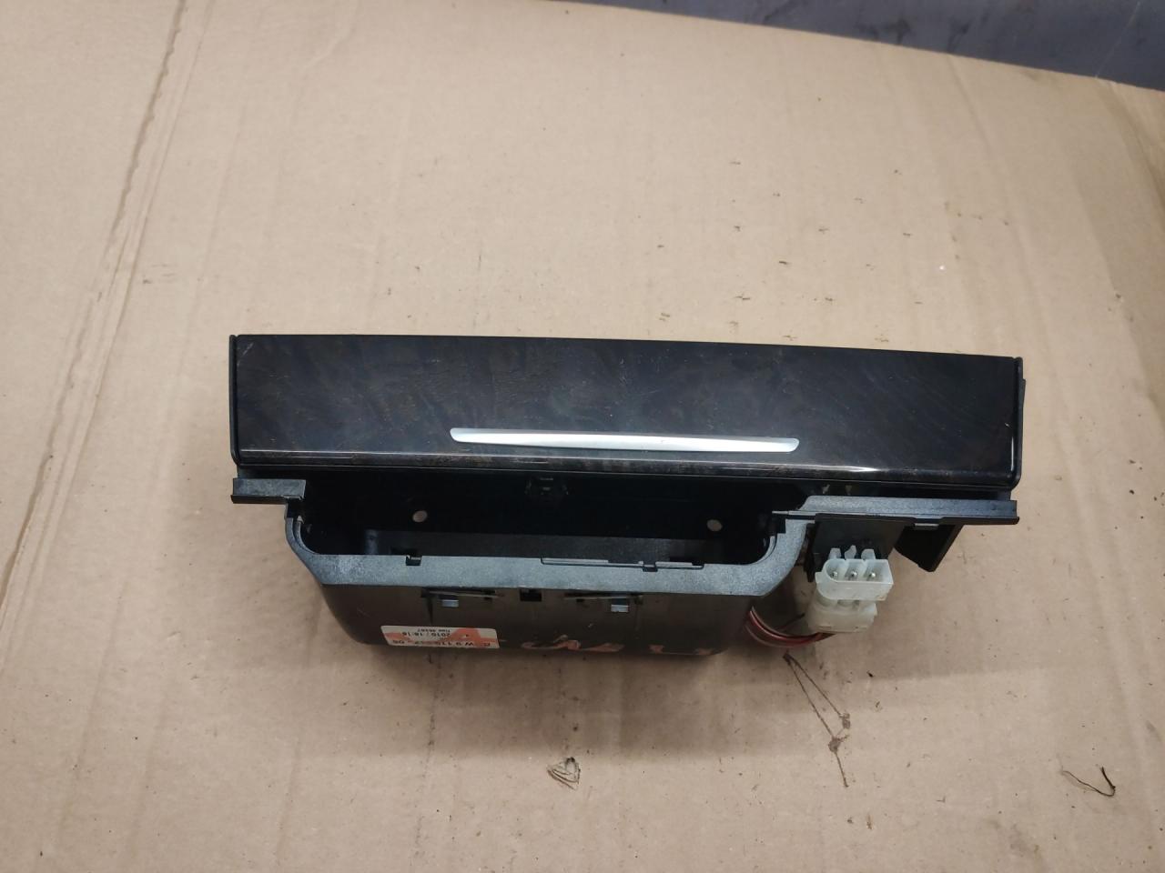 пепельница BMW 7 серия F01/F02 F01 2011, 4.4 л., N63 B44 A, бензин, АКПП, черный, 9119317 - фото №1