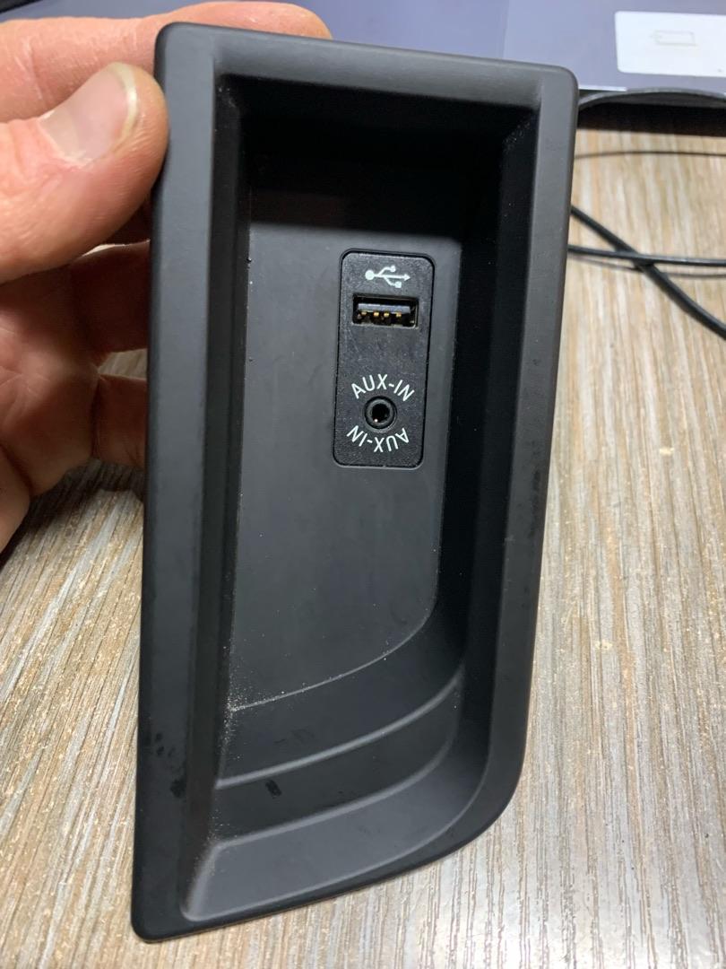 разъем AUX / USB BMW 3 серия F30/F31/F34 F30 2012, 3.5 л., N55 B30 A, бензин, АКПП, седан, задний привод, 51169207357, 84109229247 - фото №1