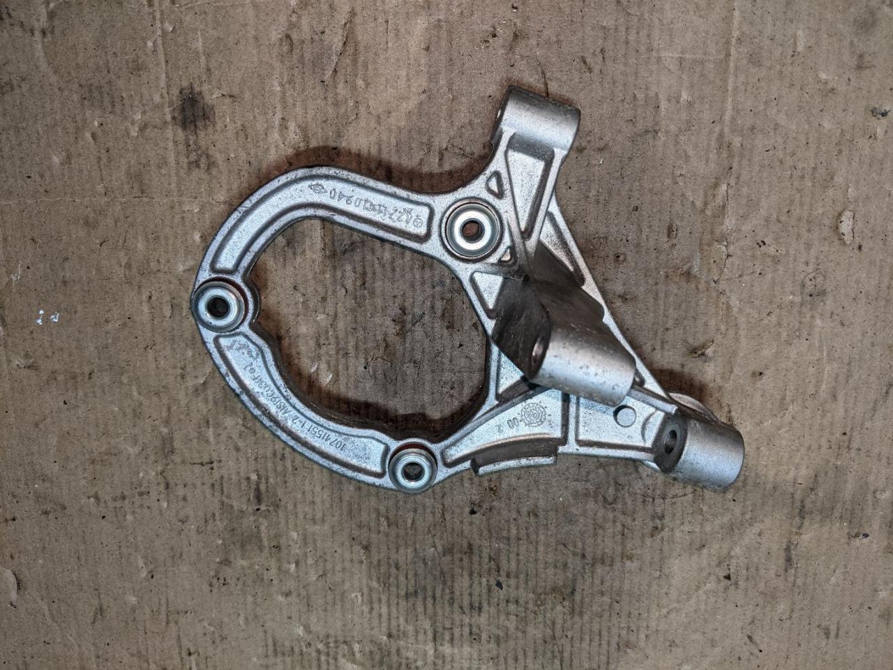 кронштейн (крепление) Mercedes-Benz C-Класс W204/S204 2010, 2.0 л., M 271.860, бензин, задний привод, A2711410940 - фото №1