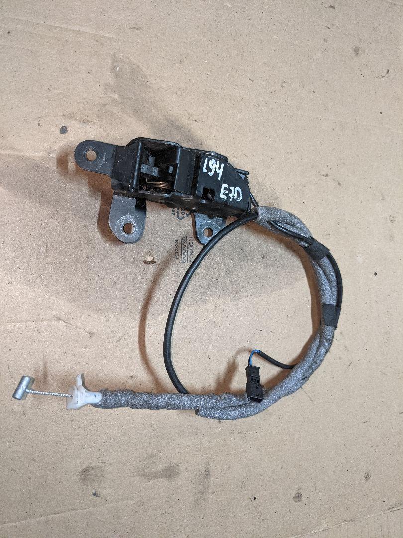 замок заднего борта BMW X5 E70 2009, 3.0 л., M57 D30 (306D5), дизель, АКПП, серый, внедорожник 5 дв. - фото №1
