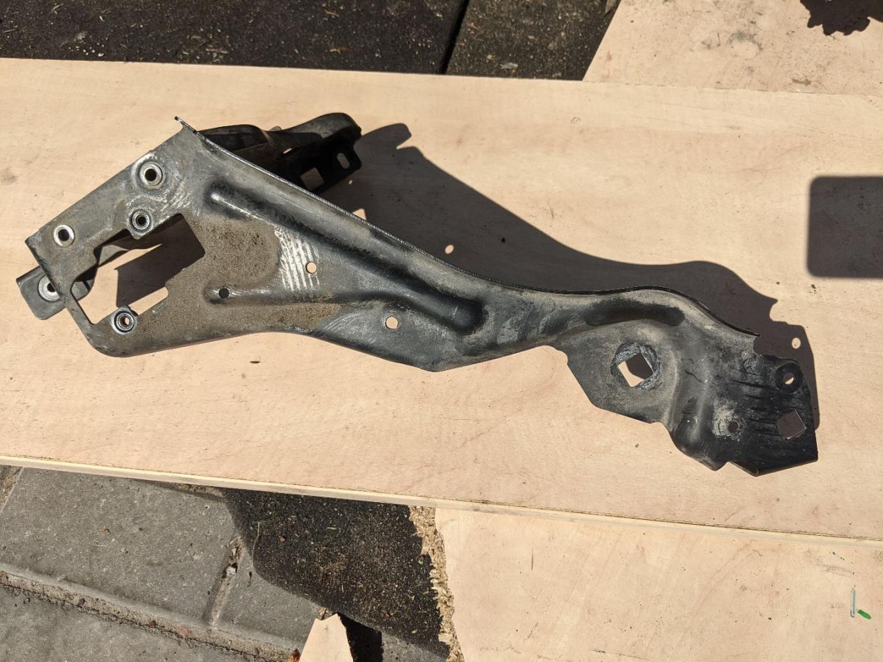 кронштейн (крепление) Mercedes-Benz C-Класс W204/S204 W204 2009, 3.0 л., M 272.948, бензин, A2046200191 - фото №1