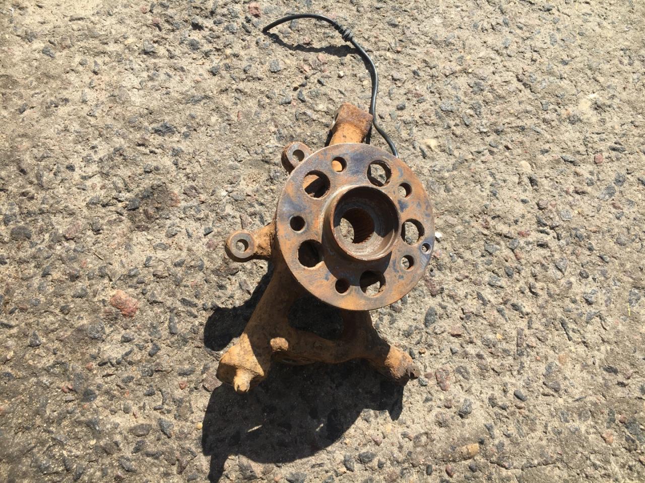 кулак поворотный правый Mercedes-Benz C-Класс W204/S204 W204 2009, 3.0 л., M 272.948, бензин - фото №1