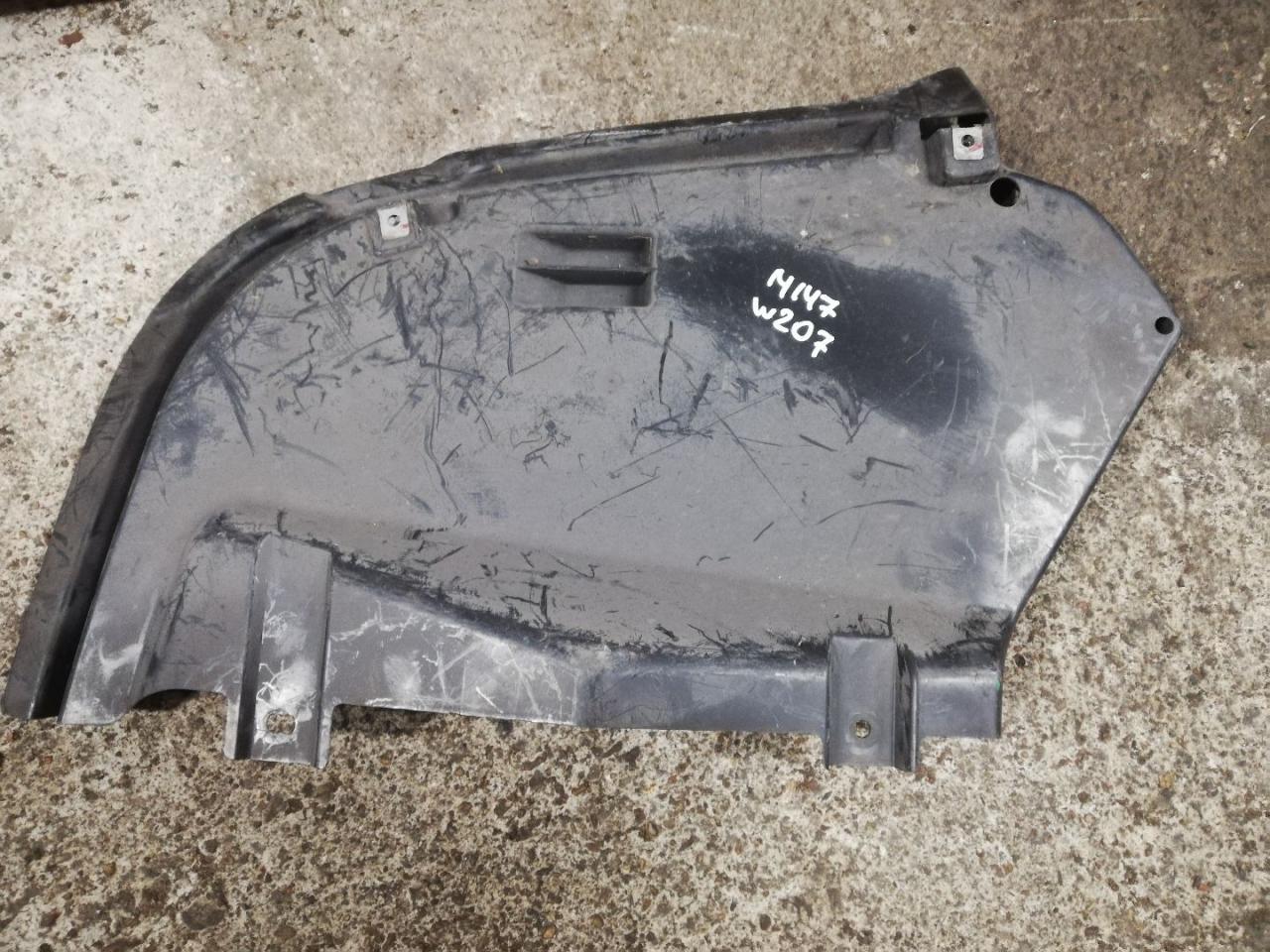 защита днища Mercedes-Benz E-Класс W212/S212/C207/A207 2011, 1.8 л., M 271.860, бензин, АКПП, черный, кабриолет, A2076100408 - фото №1