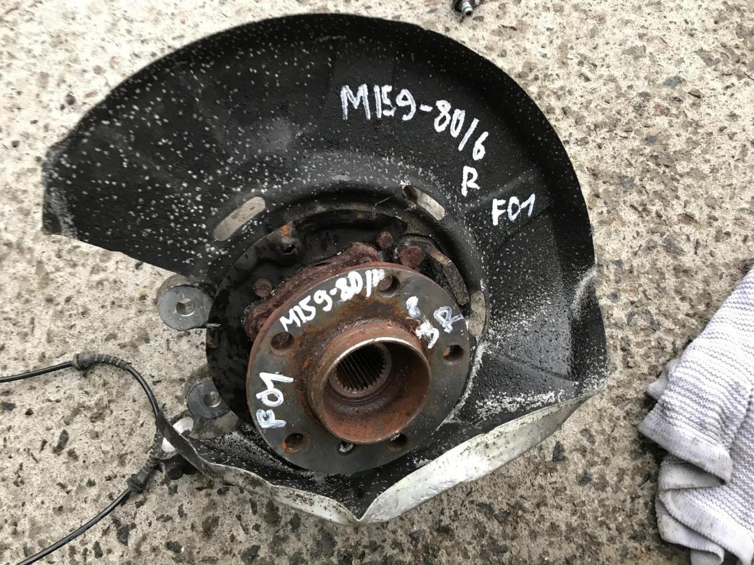 кулак задний правый BMW 7 серия F01/F02 2010, 4.4 л., N63 B44 A, бензин, АКПП, черный, седан, 6797448 - фото №1