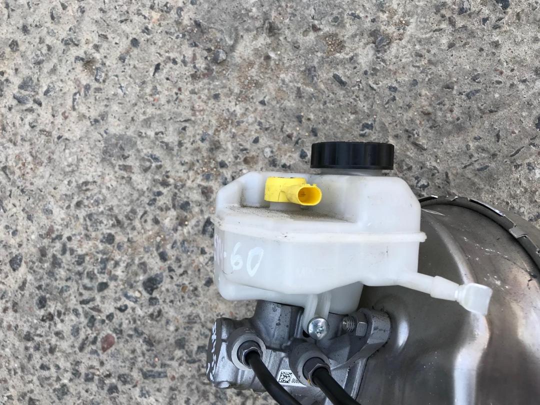 бачок тормозной жидкости BMW 5 серия G30/G31 2017, 3.0 л., B57 D30 A, дизель, АКПП, седан, 6871185 - фото №1