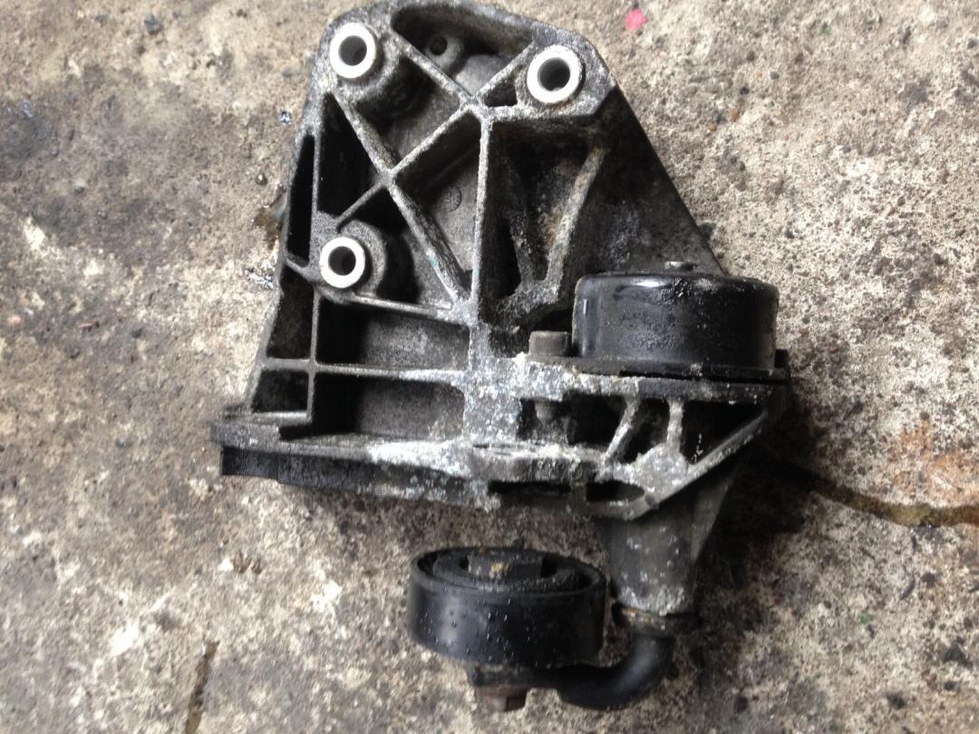 кронштейн компрессора кондиционера BMW 5 серия E60/E61 2005, 3.0 л., M57 D30 (306D2), дизель, АКПП, синий, седан, 7786708 - фото №1