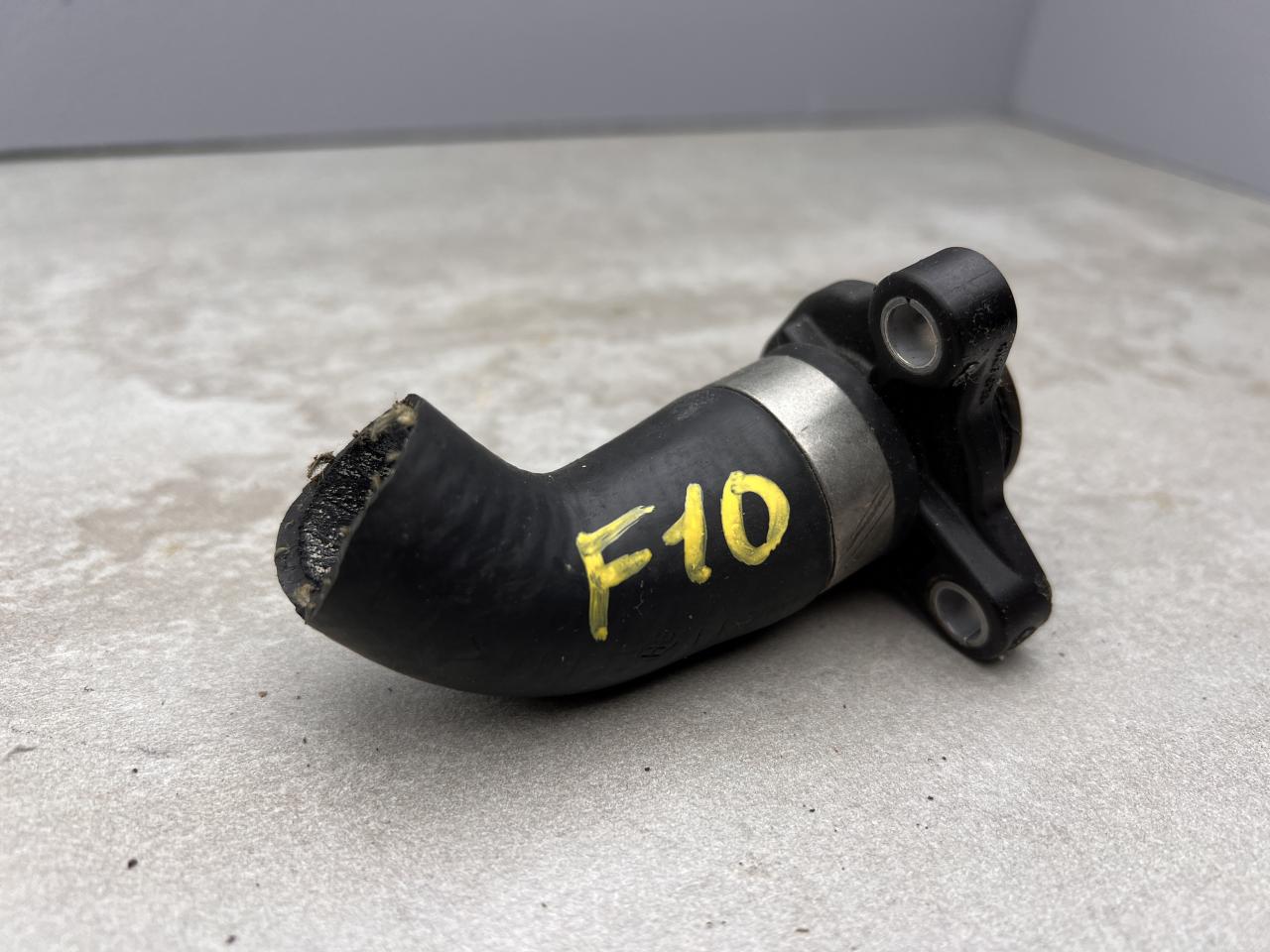 патрубок радиатора BMW 5 серия F07/F10/F11 2011, 2.5 л., N52 B25 AF, бензин - фото №1