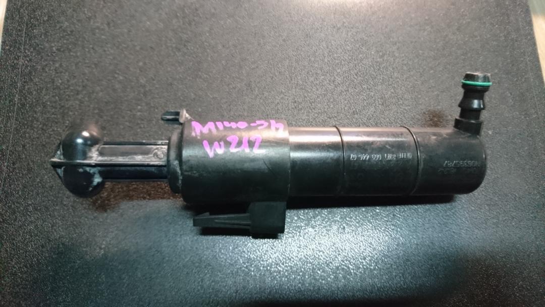 форсунка омывателя фары левая Mercedes-Benz E-Класс W212/S212/C207/A207 2010, 2.1 л., OM 651.924, дизель, АКПП, серебристый, седан, A2128600147, 8WT009446-07 - фото №1