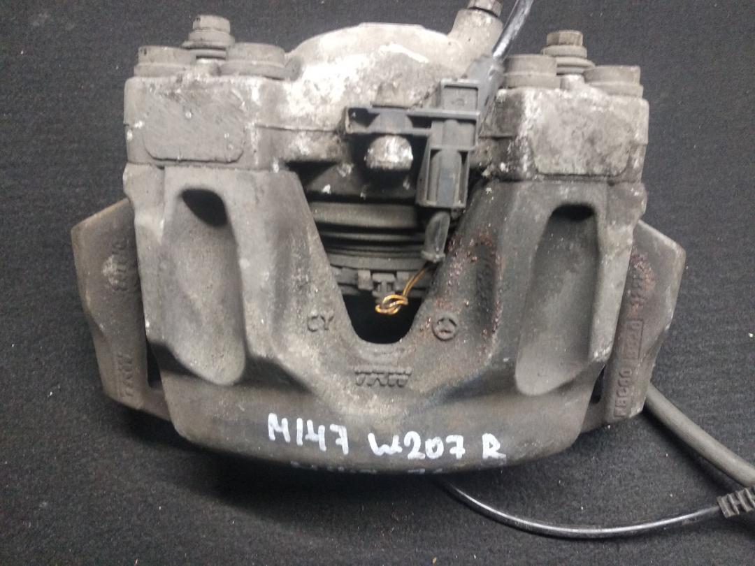 суппорт передний правый Mercedes-Benz E-Класс W212/S212/C207/A207 2011, 1.8 л., M 271.860, бензин, АКПП, черный, кабриолет - фото №1