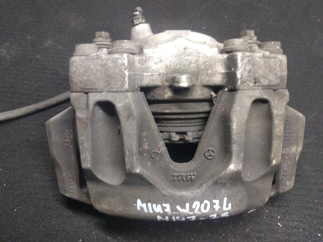 суппорт передний левый Mercedes-Benz E-Класс W212/S212/C207/A207 2011, 1.8 л., M 271.860, бензин, АКПП, черный, кабриолет - фото №1