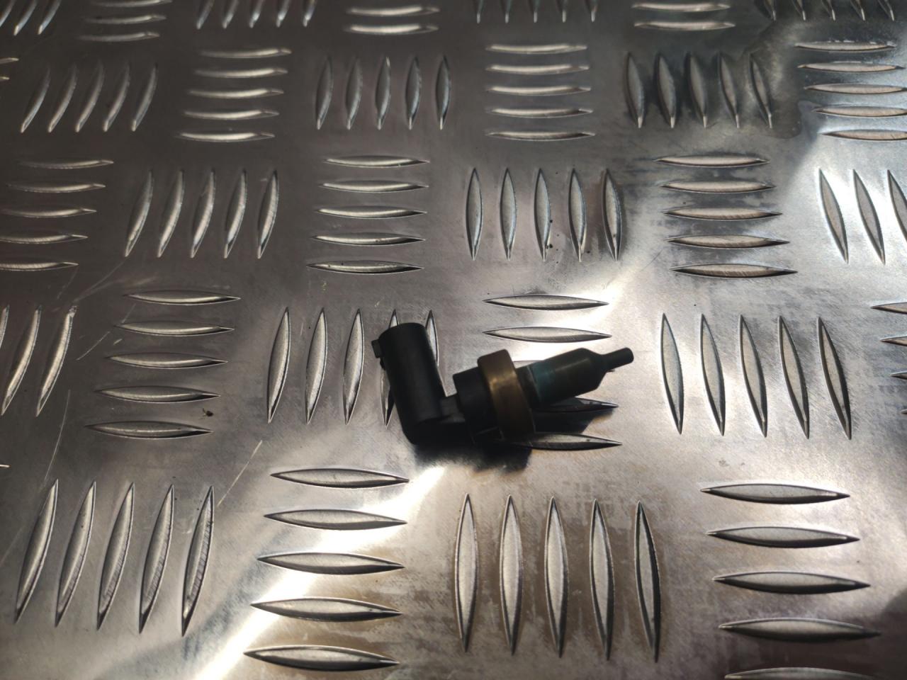 датчик температуры охлаждающей жидкости Mercedes-Benz C-Класс W204/S204 2010, 2.5 л., M 272.921, бензин, A0009050600 - фото №1