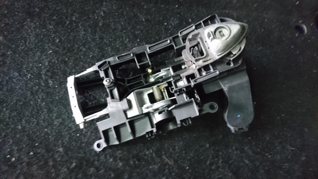 скелет ручки двери передней левой BMW 7 серия F01/F02 2010, 4.4 л., N63 B44 A, бензин, АКПП, седан, 51217227503 - фото №1