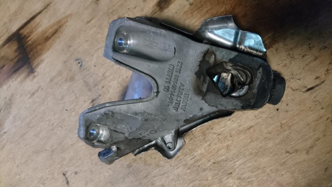 кронштейн двигателя BMW X5 F15 2014, 3.0 л., N57 D30 A, дизель, АКПП, внедорожник 5 дв., 22116864612, 22116864614 - фото №1