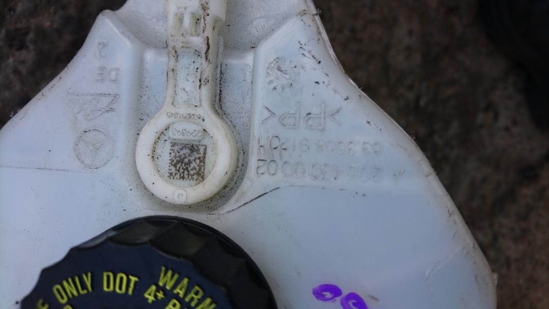 бачок тормозной жидкости Mercedes-Benz E-Класс W213/S213/C238/A238 2016, 2.0 л., OM 654.920, дизель, АКПП, белый, седан, правый руль, A2054300002 - фото №1