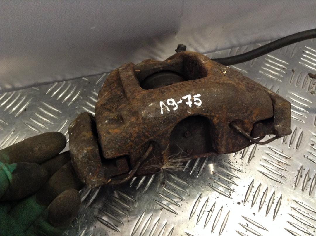 суппорт передний левый Mini Cooper 1 поколение 2001, 1.6 л., W10 B16 A, бензин, АКПП, красный, хетчбэк 5 дв. - фото №1