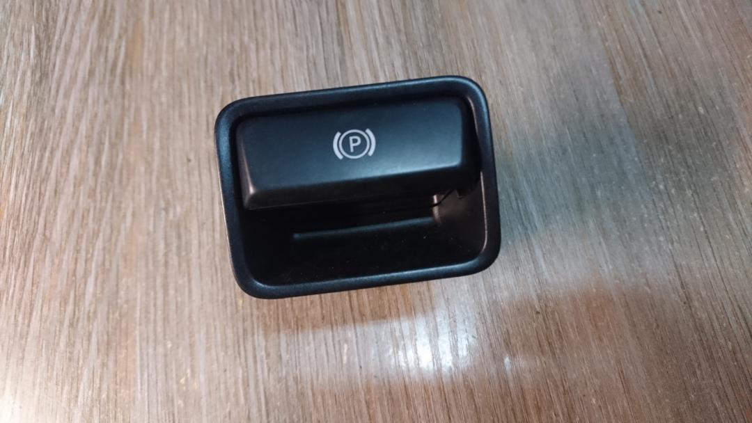 кнопка ручного тормоза (ручника) Mercedes-Benz M-Класс W166 2015, 3.0 л., OM 642.826, дизель, АКПП, cthsq, внедорожник 5 дв., A2469050451, 15463599 - фото №1