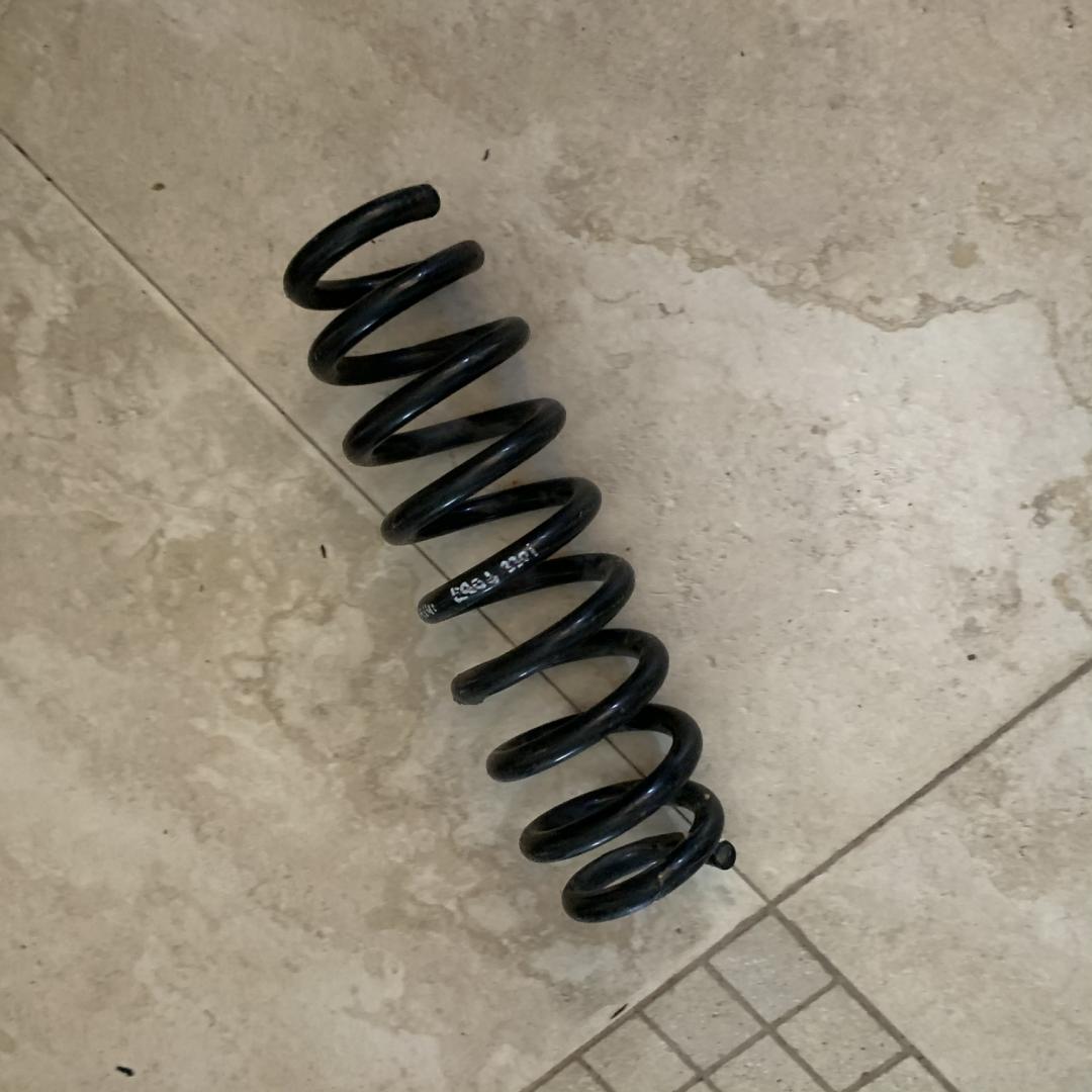 пружина BMW 3 серия E90/E91/E92/E93 2007, 3.0 л., N53 B30 A, бензин, МКПП, мокрый асфальт, седан - фото №1