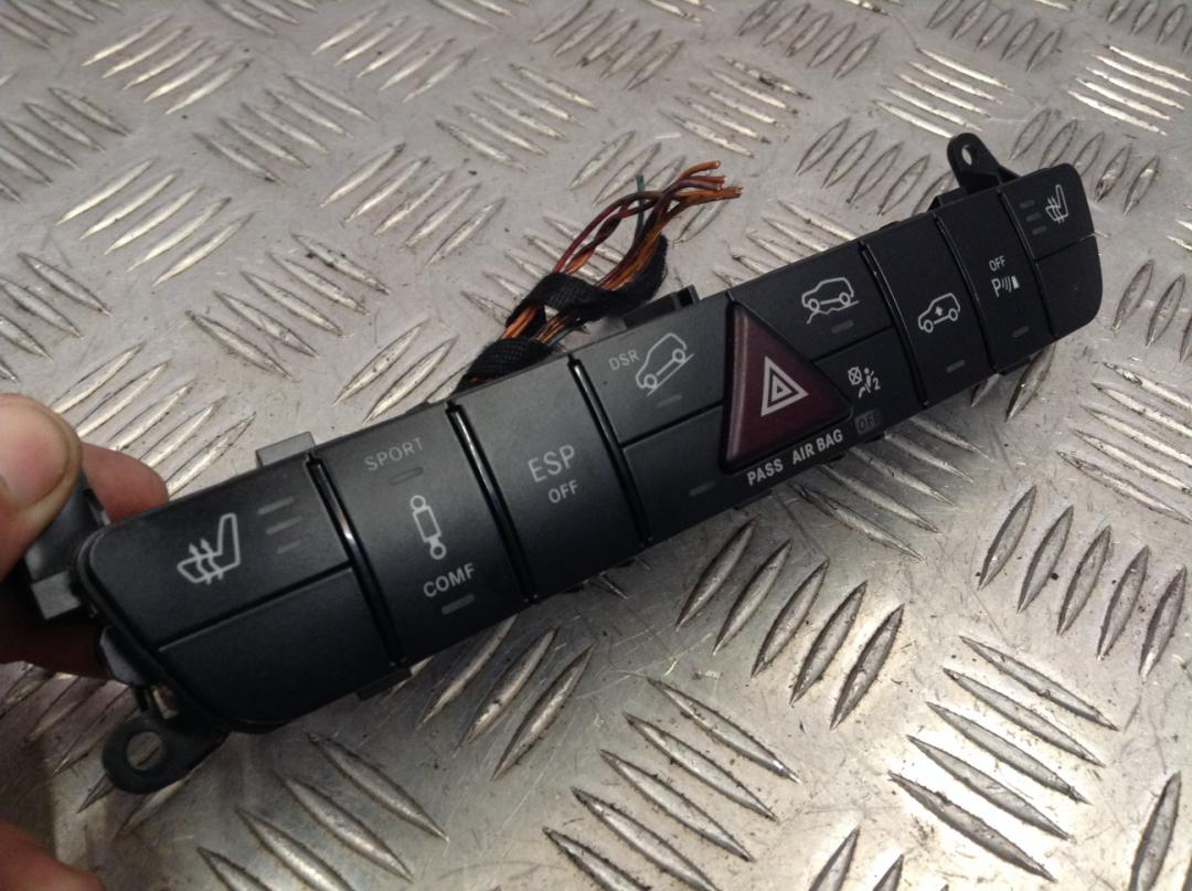 кнопка (выключатель) Mercedes-Benz M-Класс W164 2006, 3.0 л., OM 642.940, дизель, АКПП, внедорожник 5 дв., A1648709516 - фото №1