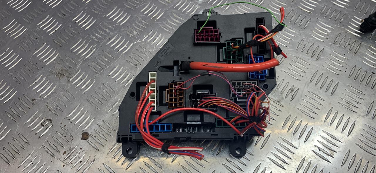 блок предохранителей BMW 5 серия F07/F10/F11 2010, 3.5 л., N55 B30 A, бензин, 9234423 - фото №1