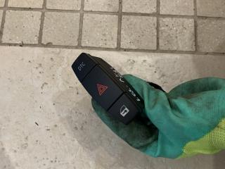кнопка аварийной сигнализации BMW 1 серия E81/E87 [рестайлинг] 2009, 2.0 л., N47 D20 B, дизель, МКПП, хетчбэк 5 дв., 6945603
