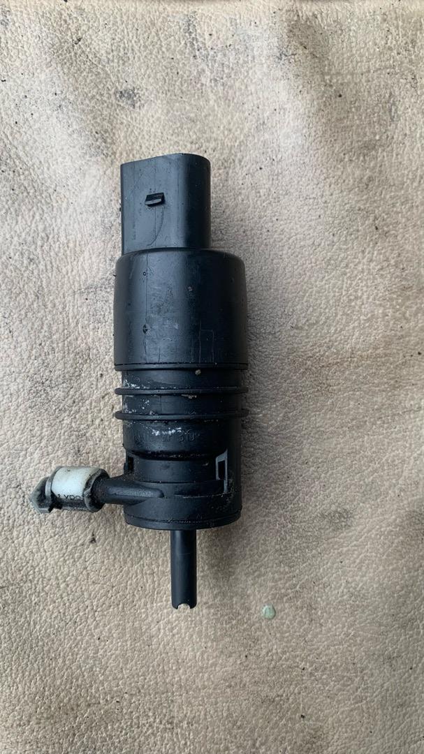 насос (моторчик) омывателя стекла BMW X5 M E70 2010, 4.4 л., S63 B44 A, бензин, правый руль, 6934160 - фото №1