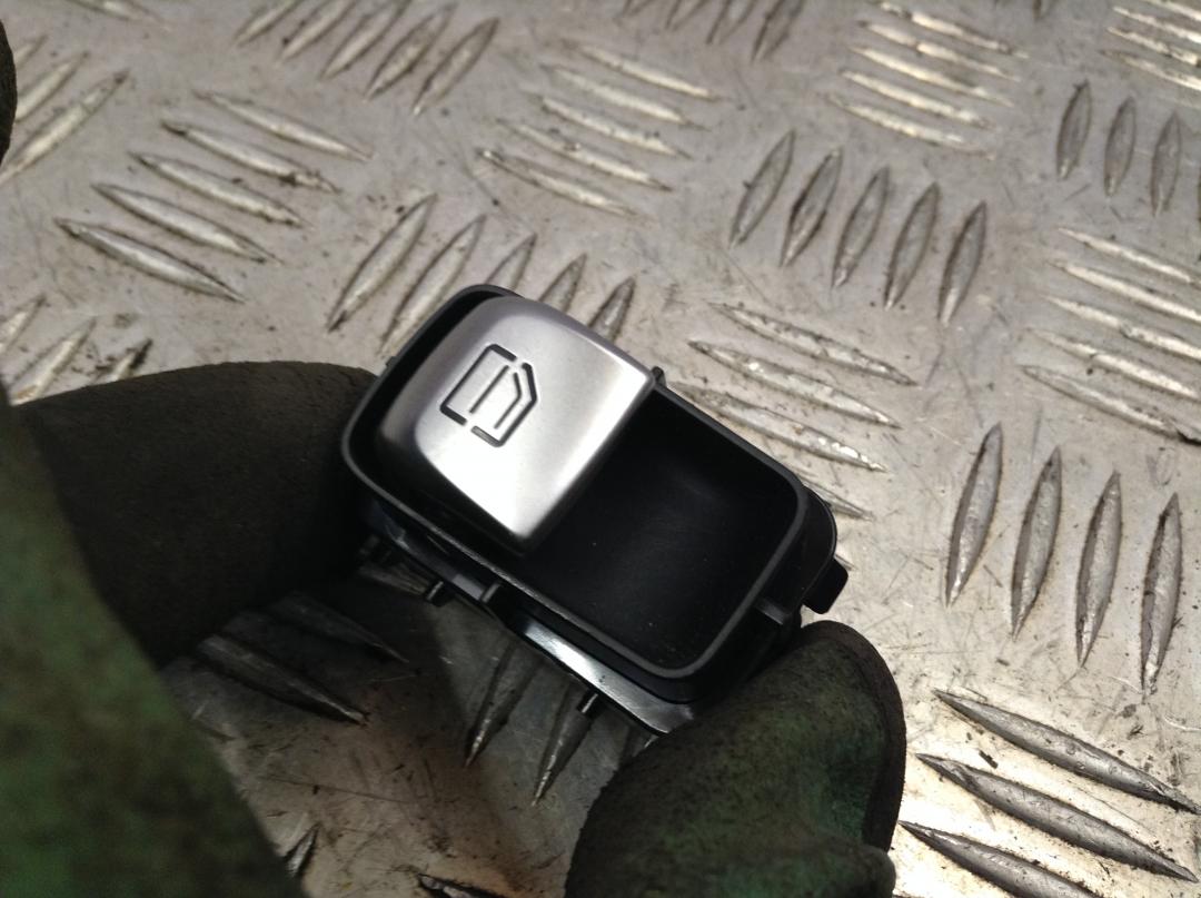 кнопка стеклоподъемника двери Mercedes-Benz E-Класс W213/S213/C238/A238 2016, 2.0 л., OM 654.920, дизель, АКПП, белый, седан, правый руль, 2229051904 - фото №1