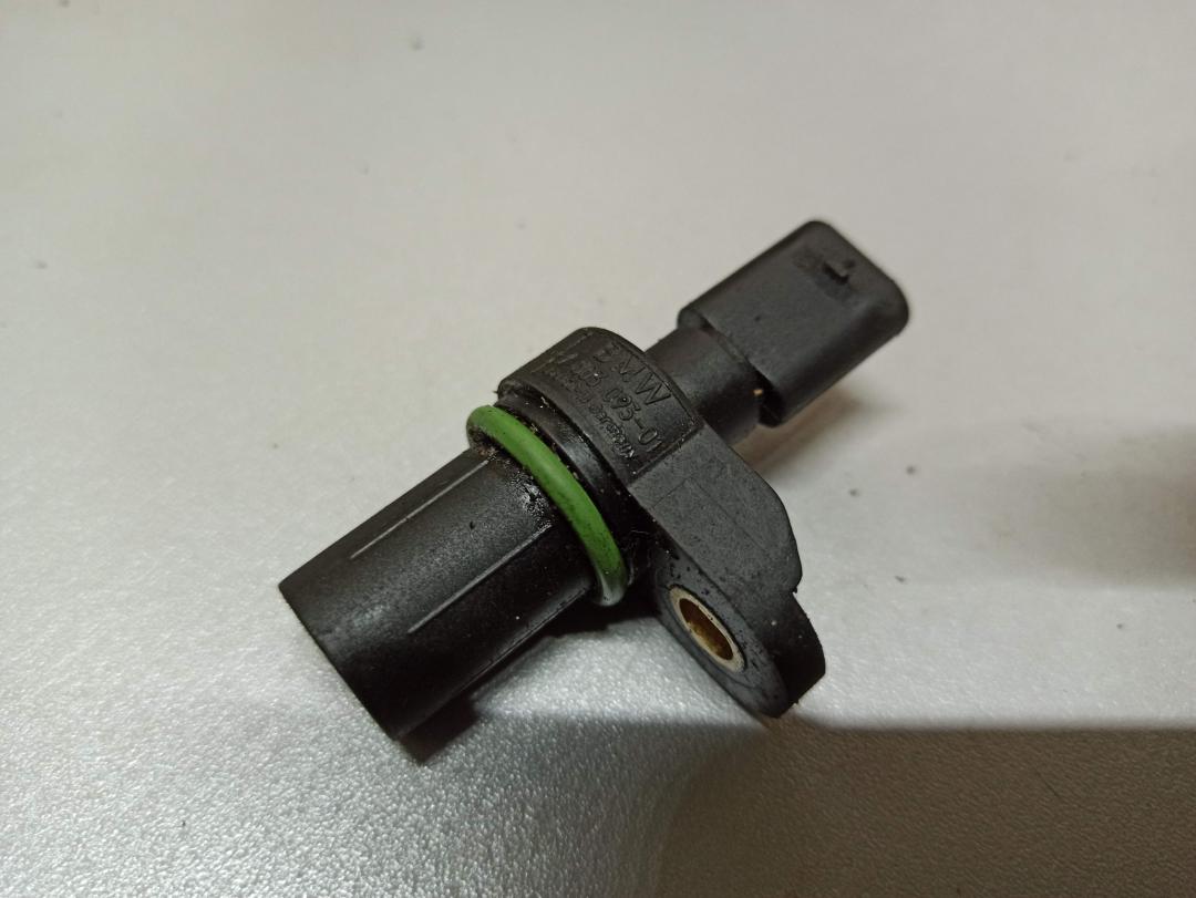 датчик распредвала BMW 5 серия F07/F10/F11 2012, 2.0 л., дизель, 7803093 - фото №1